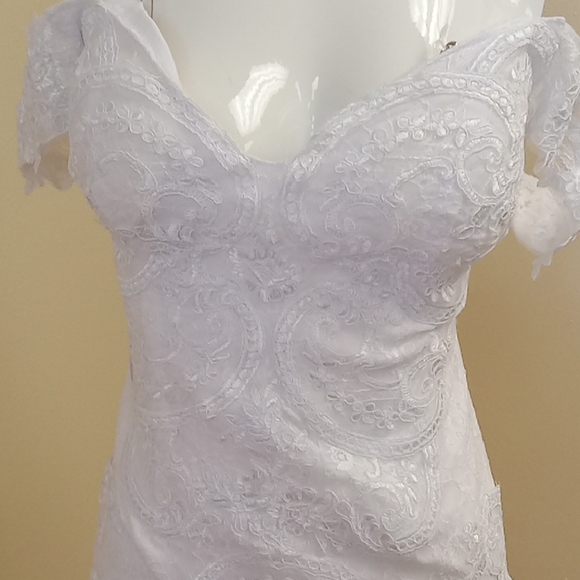 Elegant White Lace Wedding Dress - Picture 2 of 7